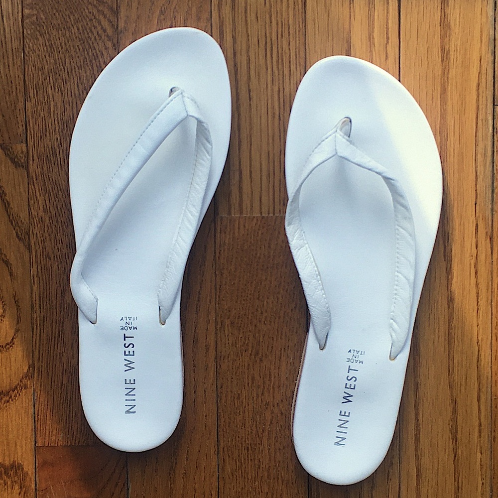 100% leather white flip flops - size 9 - Nine West